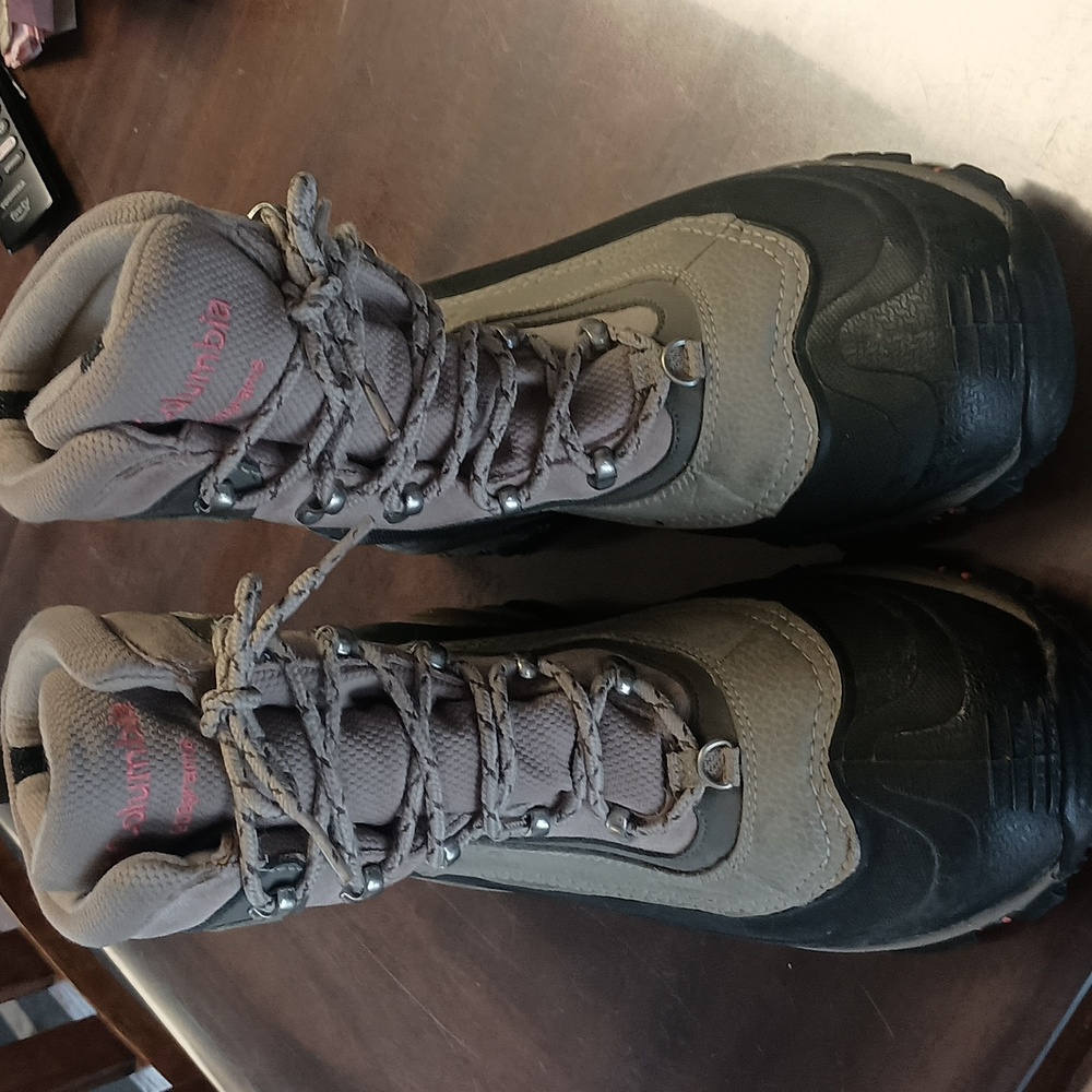 Women`s Columbia Beige Lace Up Winter, Ski and  Snow Boots. EUC  Size 10